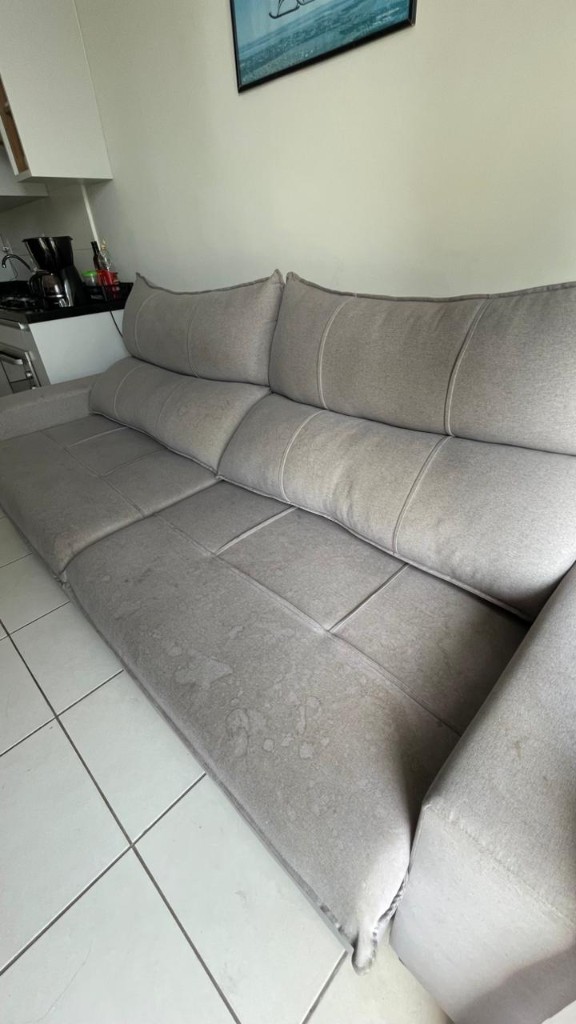 Sofá manchado antes da higienização